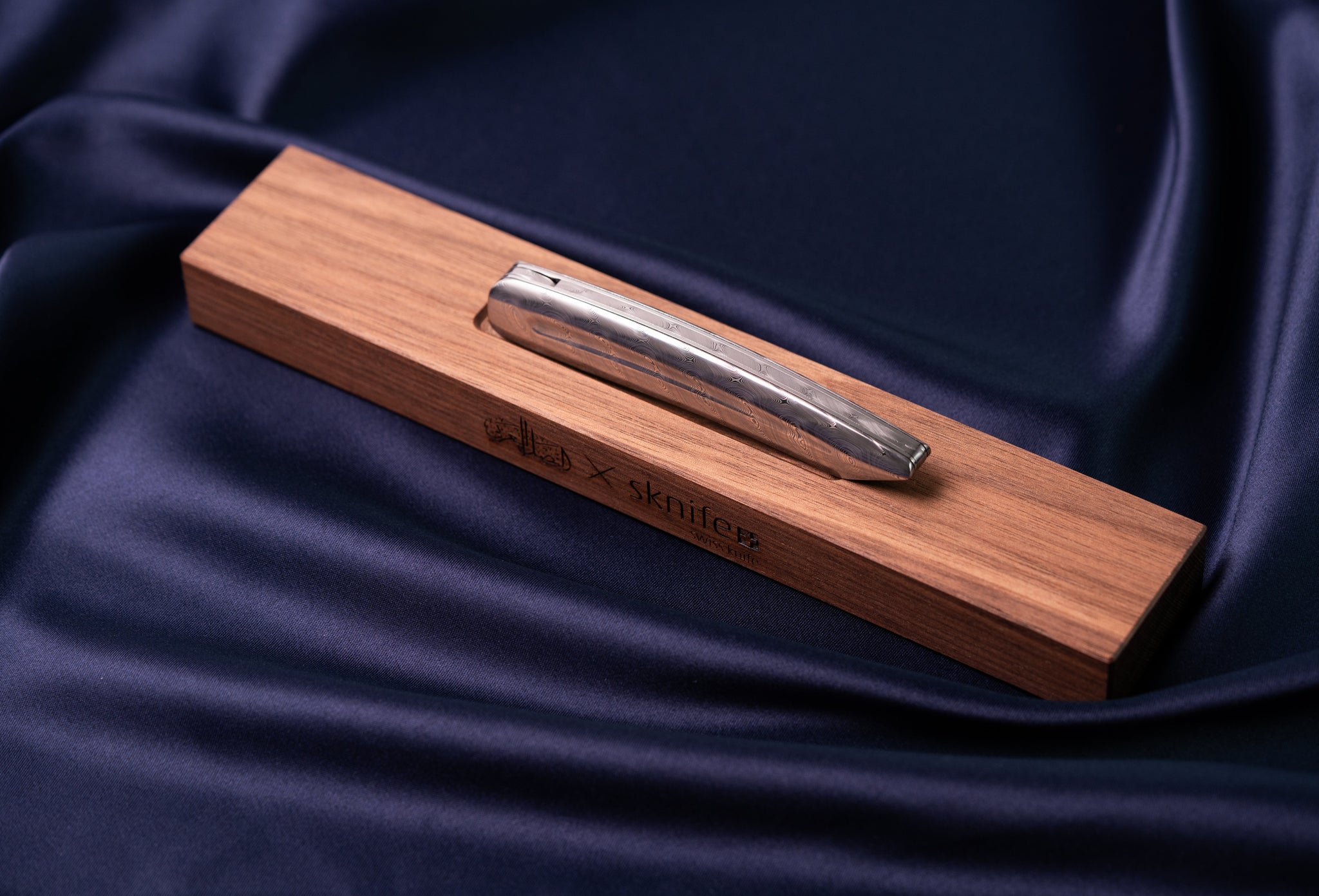 Damask Knife with Diamond