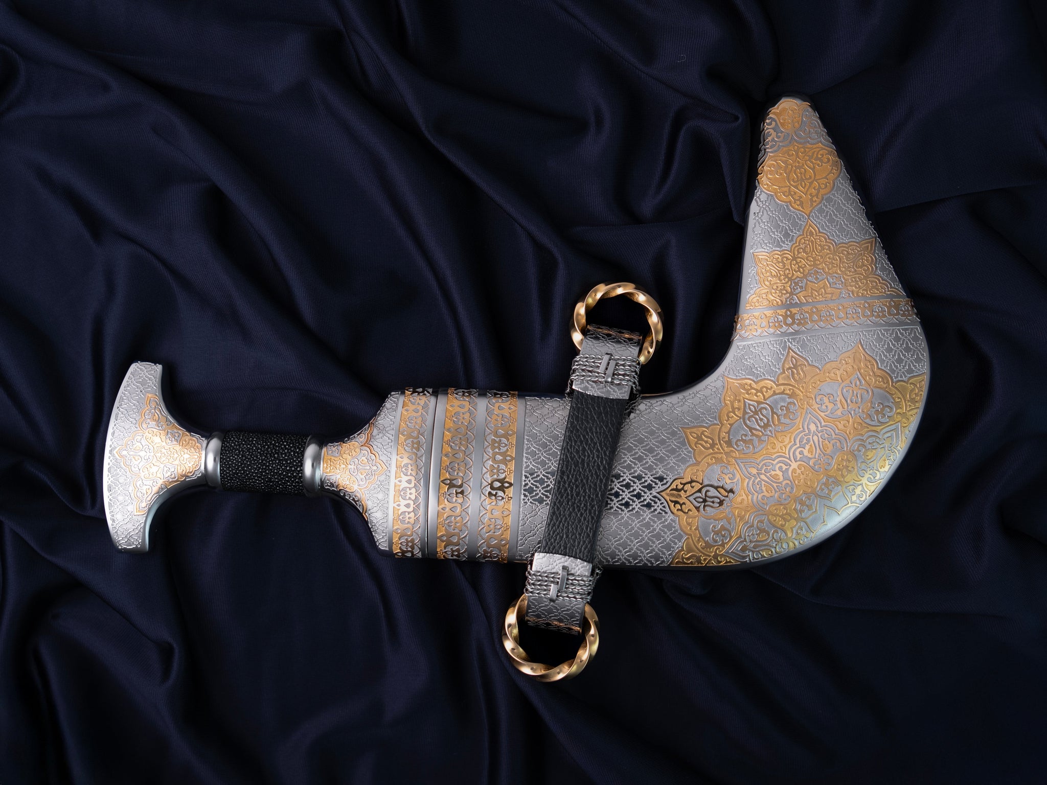 Dagger - Golden Engraving